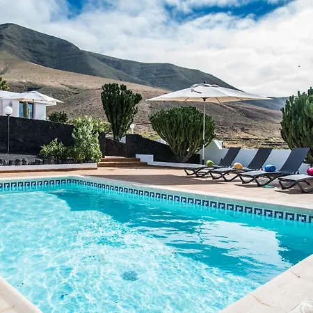 Casa Marquesa With Private Heated Pool & Sea Views Villa Famara